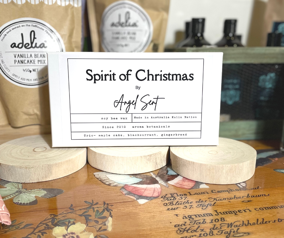The perfect gift for the holidays! This trio of mini candles in blackcurrant, gingerbread, and maple cake scents will fill your home with a festive fragrance. These three delicious scents will make your home smell like the most wonderful time of year.